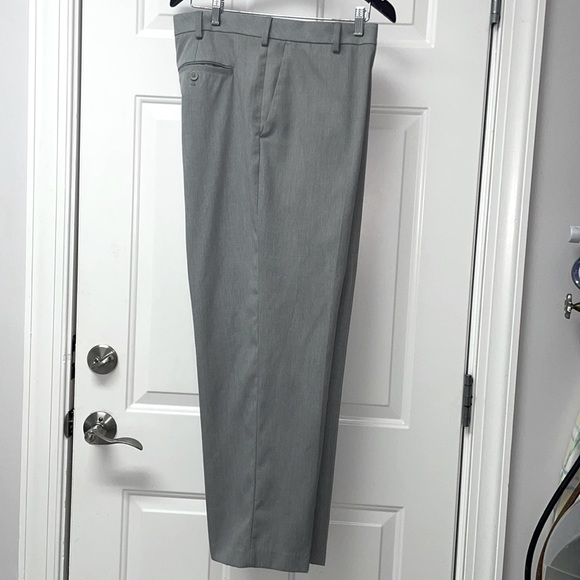 Van Heusen flat front pants. Mens 40/30 - Picture 1 of 5